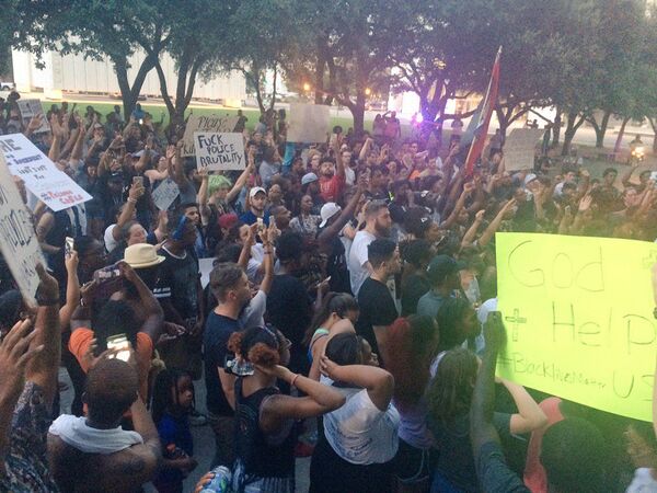 ABŞ-ın Texas ştatında qaradərili əhalinin polis zorakılığına qarşı aksiyası ABŞ-ın Texas ştatında qaradərili əhalinin polis zorakılığına qarşı aksiyası - Sputnik Azərbaycan
