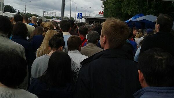 Толпа людей возле входа на станцию метро Текстильщики - Sputnik Азербайджан
