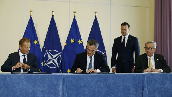 Слева направо: председатель ЕС Дональд Туск, генсек НАТО Йенс Столтенберг и глава Еврокомиссии Жан-Клод Юнкер подписывают совместное соглашение - Sputnik Азербайджан