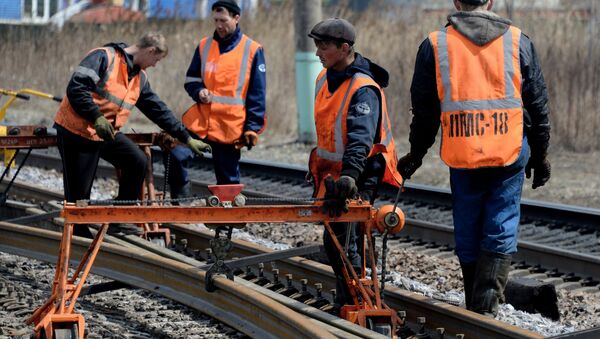 Железнодорожные рабочие во время ремонта - Sputnik Азербайджан