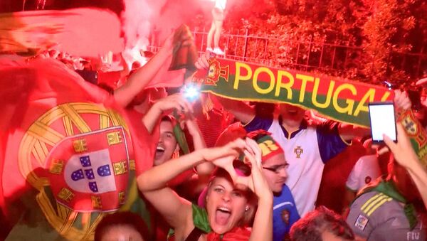 Ликующие португальцы и грустные французы в Париже после финала Евро-2016 - Sputnik Азербайджан