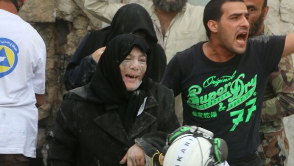 Потерпевшая женщина в результате обстрела террористами сирийского города Алеппо - Sputnik Азербайджан