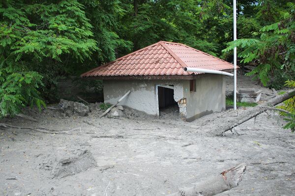 Təbii fəlakət nəticəsində dağılmış obyekt - Sputnik Azərbaycan