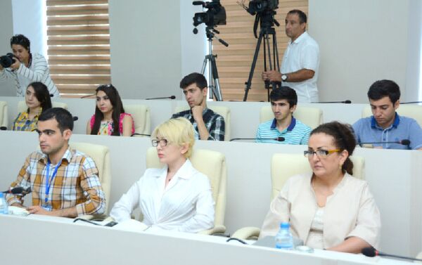 Совет общественного контроля UNEC провел пресс-конференцию по итогам летней экзаменационной сессии - Sputnik Азербайджан
