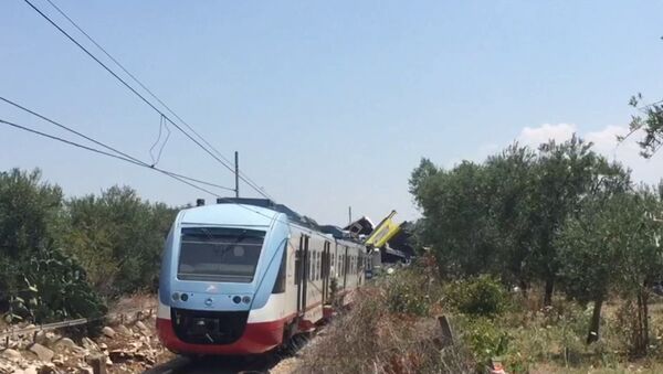 Ужасное столкновение двух поездов - Sputnik Азербайджан