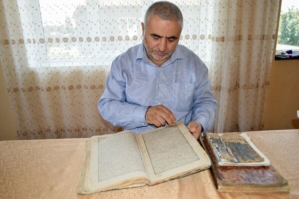 Гаджи Гамид Мамедов –  обладатель одного из экземпляров Истории Надир-шаха - Sputnik Азербайджан