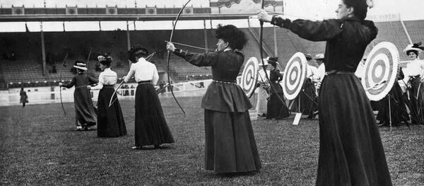 15 июля 1908 года. Женщины-лучники на летних Олимпийских играх в Лондоне - Sputnik Азербайджан