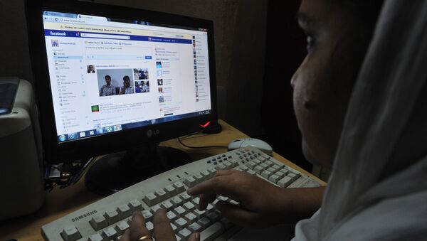 Индийская женщина просматривает на экране компьютера свой аккаунт в социальной сети Facebook - Sputnik Азербайджан