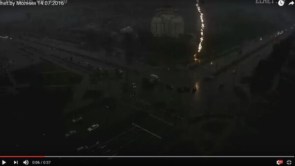 Молния ударила в светофор. Кадры видеонаблюдения - Sputnik Азербайджан