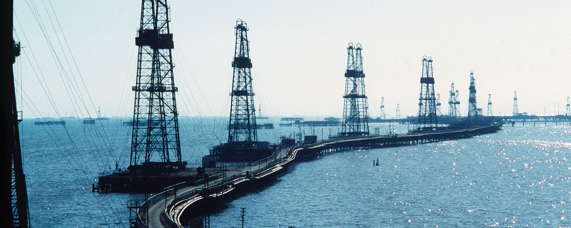 Нефтяные вышки на Каспийском море в Азербайджане - Sputnik Азербайджан, 1920, 03.06.2021