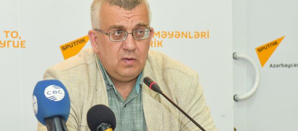 Политолог Олег Кузнецов в Мультимедийном пресс-центре Sputnik Азербайджан - Sputnik Азербайджан