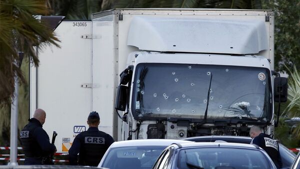 Следы выстрелов на лобовом стекле грузового автомобиля которым террорист совершил теракт в Ницце - Sputnik Азербайджан