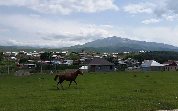 В селе около 1600 хозяйств, но только приблизительно в 600 домах живут круглогодично - Sputnik Азербайджан