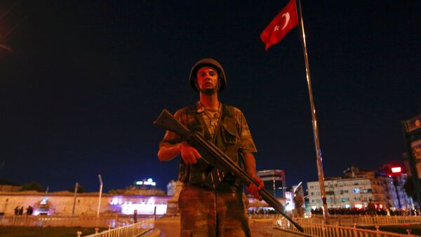 Турецкий военнослужащий на площади Таксим в Стамбуле - Sputnik Азербайджан