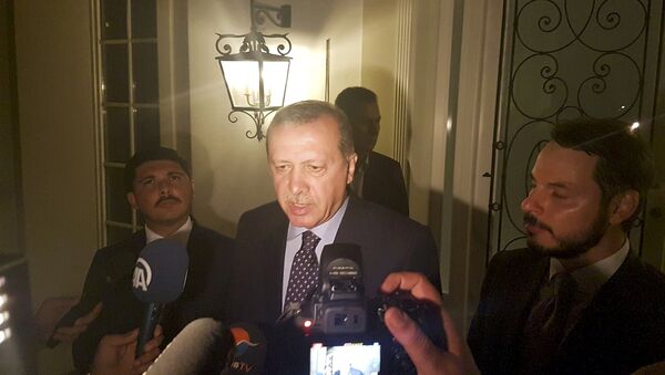 Президент Турции Р.Т.Эрдоган отвечает на вопросы журналистов в курортном городе Мармарис - Sputnik Азербайджан