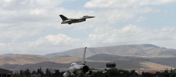 Истребители турецких ВВС F-16. Архивное фото - Sputnik Азербайджан
