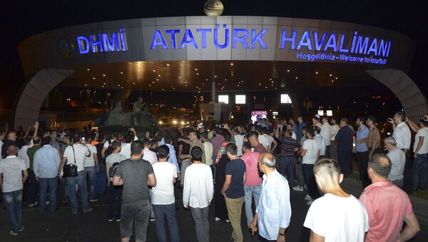 Люди окружили танк у входа в аэропорт Стамбула Ататюрк - Sputnik Azərbaycan