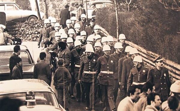 12 марта 1971 г. военные под руководством Мамдуха Тагмача отстранили от власти Сулеймана Демиреля 12 марта 1971 г. военные под руководством Мамдуха Тагмача отстранили от власти Сулеймана Демиреля - Sputnik Азербайджан