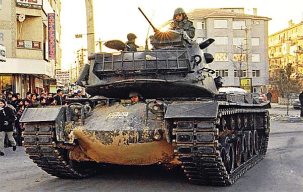 28 февраля 1997 г. Танк путчистов на улицах Синджана 28 февраля 1997 г. Танк путчистов на улицах Синджана - Sputnik Азербайджан