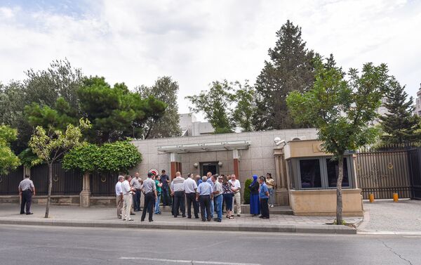Люди перед зданием посольства Турции в Баку - Sputnik Азербайджан