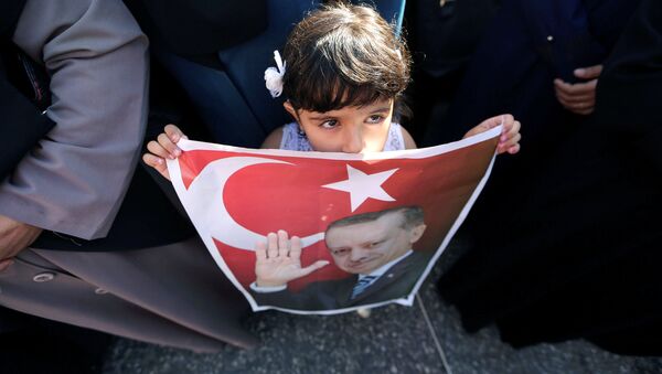 Девочка с портретом Эрдогана - Sputnik Азербайджан