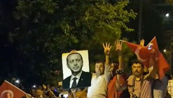 Жители Стамбула вышли с портретом Эрдогана на акцию против военного переворота - Sputnik Azərbaycan