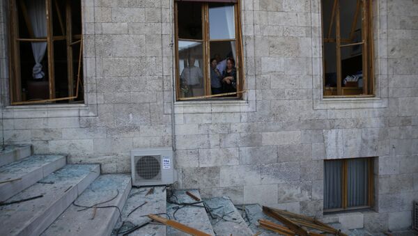 Люди стоят у разбитых окон здания парламента Турции. Анкара, 16 июля 2016 года - Sputnik Азербайджан