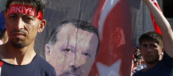 Сторонники президента Турции у здания парламента Турции в Анкаре Сторонники президента Турции у здания парламента Турции в Анкаре - Sputnik Азербайджан