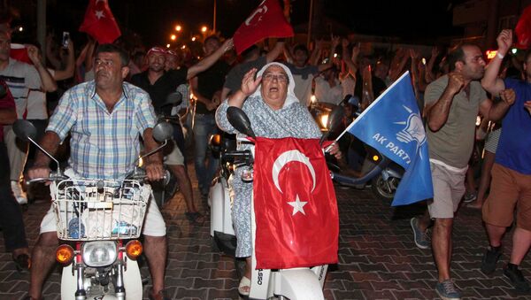 Ликующие сторонники президента Турции Эрдогана в курортном городе Мармарис - Sputnik Азербайджан