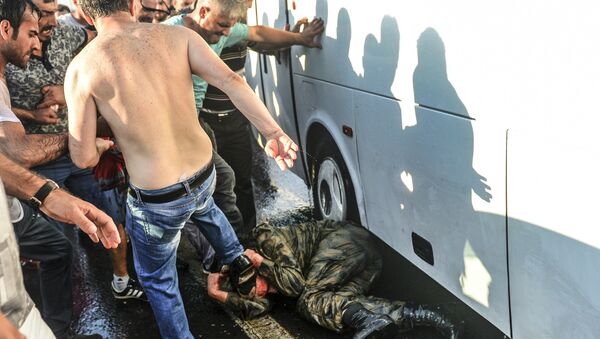 Люди избивают ногами солдата ВС Турции – участника путча – на Босфорском мосту в Стамбуле - Sputnik Азербайджан