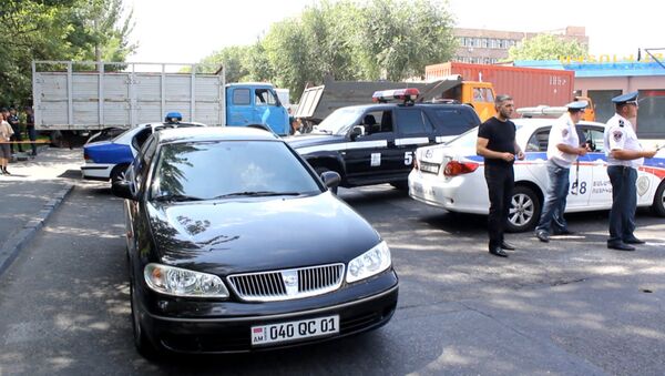 Вооруженные люди захватили здание полиции в Ереване. Съемка с места ЧП - Sputnik Азербайджан