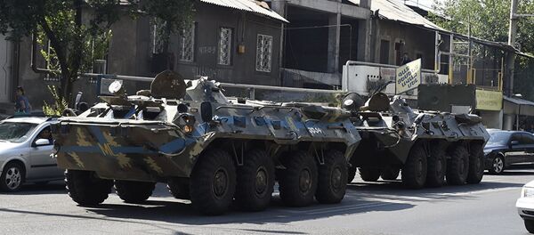Бронетехника в районе полицейского оцепления в Ереване - Sputnik Азербайджан