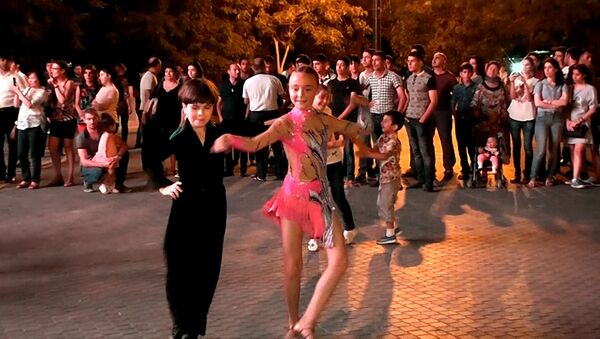 Танцевальный праздник на бакинском бульваре украсили дети - Sputnik Азербайджан