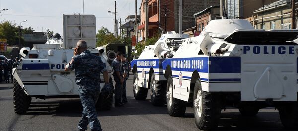 Перекрытая полицейскими улица в Ереване - Sputnik Азербайджан