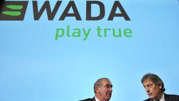Президент Всемирного антидопингового агентства Джон Фейхи говорит с генеральным директором WADA Дэвидом Хоуманом. 19 января 2010 года - Sputnik Азербайджан