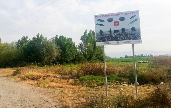 В прифронтовых селах часто встречаются такие плакаты - Sputnik Азербайджан