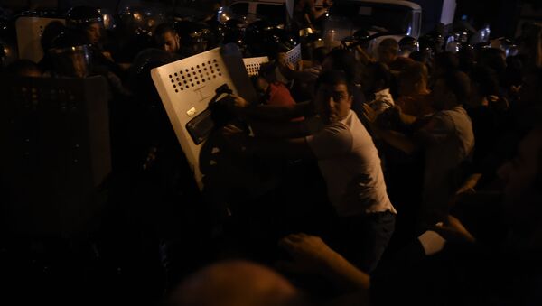 Столкновение демонстрантов и полиции - Sputnik Азербайджан