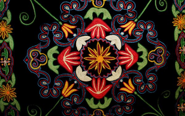 Один из видов народного искусства текелдуз – тамбурная вышивка - Sputnik Азербайджан