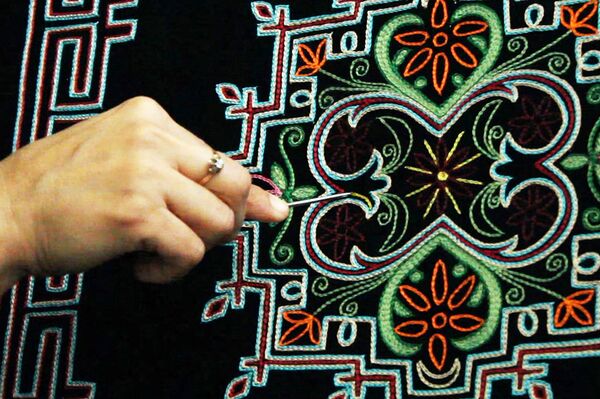 Один из видов народного искусства текелдуз – тамбурная вышивка - Sputnik Азербайджан