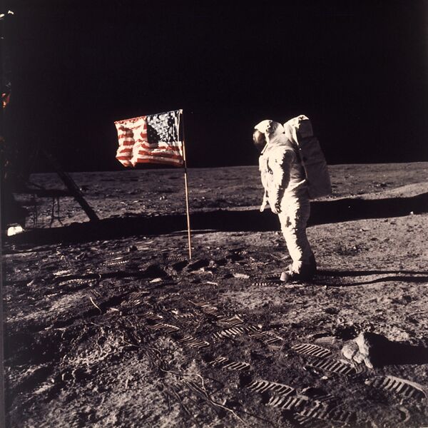 Астронавт позирует фотографу рядом с флагом США на Луне во время миссии Аполлон-11 20 июля 1969 г. Астронавт позирует фотографу рядом с флагом США на Луне во время миссии Аполлон-11 20 июля 1969 г. - Sputnik Азербайджан