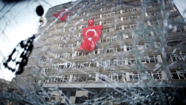Взгляд на штаб-квартиру полиции города Анкара через разбитое окно автомобиля - Sputnik Азербайджан