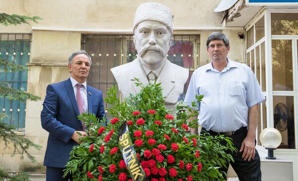 Əziz Əliyev çıxışında bildirib ki, Sputnik-in Azərbaycan mətbuatının inkişafına töhfə verəcək analoji tədbirləri bundan sonra da davam edəcək. Əziz Əliyev çıxışında bildirib ki, Sputnik-in Azərbaycan mətbuatının inkişafına töhfə verəcək analoji tədbirləri bundan sonra da davam edəcək. - Sputnik Azərbaycan