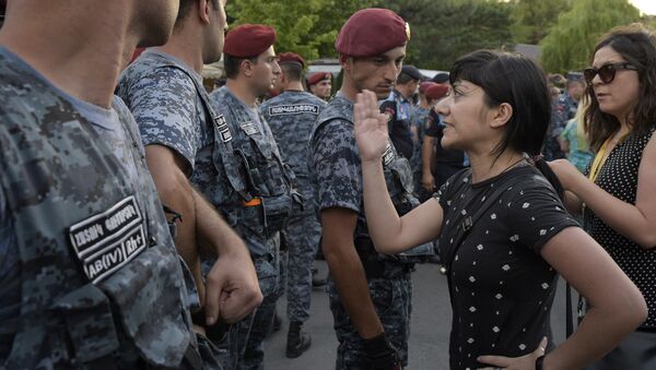 Сторонники армянской оппозиции во время протестов в Ереване. 18 июля 2016 года - Sputnik Азербайджан