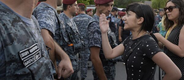 Сторонники армянской оппозиции во время протестов в Ереване. 18 июля 2016 года Сторонники армянской оппозиции во время протестов в Ереване. 18 июля 2016 года - Sputnik Азербайджан