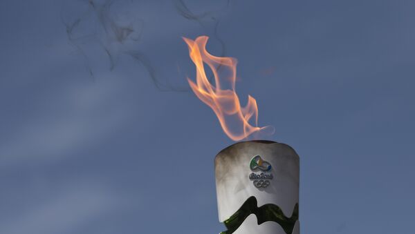 Горящий факел Олимпийских игр в Рио-де -Жанейро  - Sputnik Азербайджан