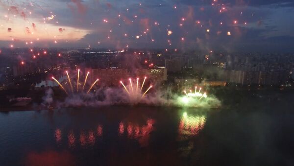Грандиозное шоу фейерверков на фестивале Ростех в Москве. Съемка с дрона - Sputnik Азербайджан