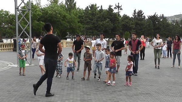 Бакинцы учатся танцевать на уличном мастер-классе - Sputnik Азербайджан