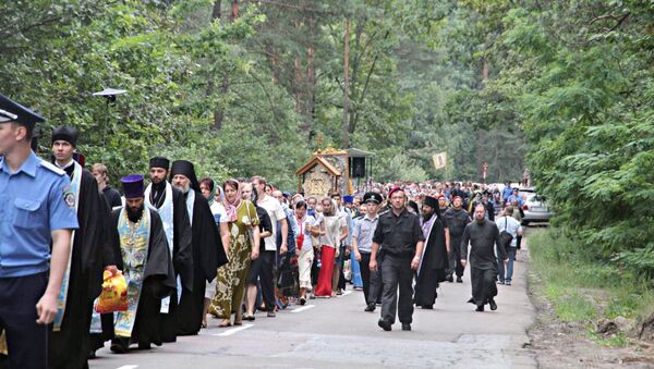 Участники Всеукраинского хода мира, любви и молитвы за Украину. Житомир, 19 июля 2016 года - Sputnik Азербайджан