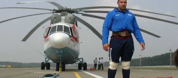Сдвинуть вертолет: как винтокрылая машина поддалась белорусскому силачу - Sputnik Азербайджан