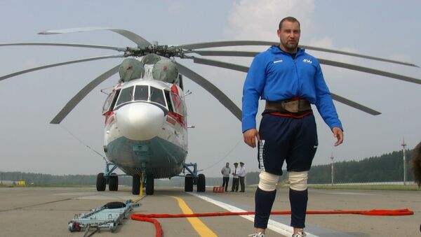 Сдвинуть вертолет: как винтокрылая машина поддалась белорусскому силачу - Sputnik Азербайджан